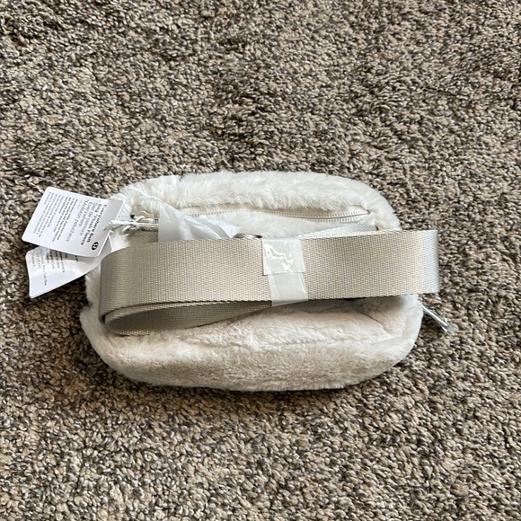 Lululemon Everywhere Belt Bag *Plush Fleece NWT - Picture 2 of 4